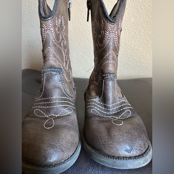 COPY - Size 9 little girl brown side zip up Western Cowgirl boots. - Picture 5 of 10